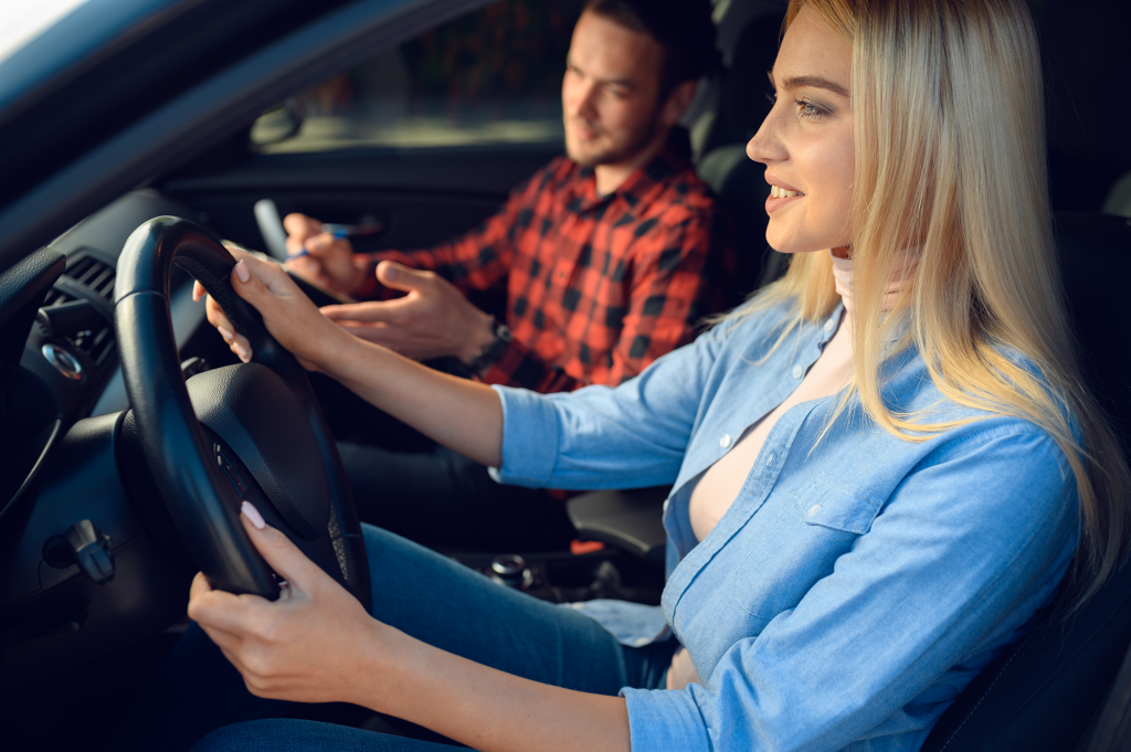 Fahrschülerin bei einer praktischen Fahrstunde